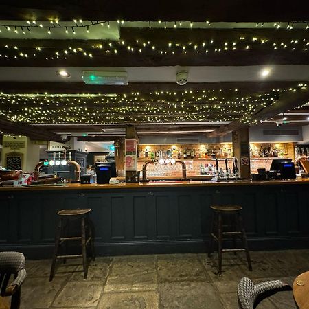 Oyo The Greyhound Inn Gerrards Cross Exterior photo