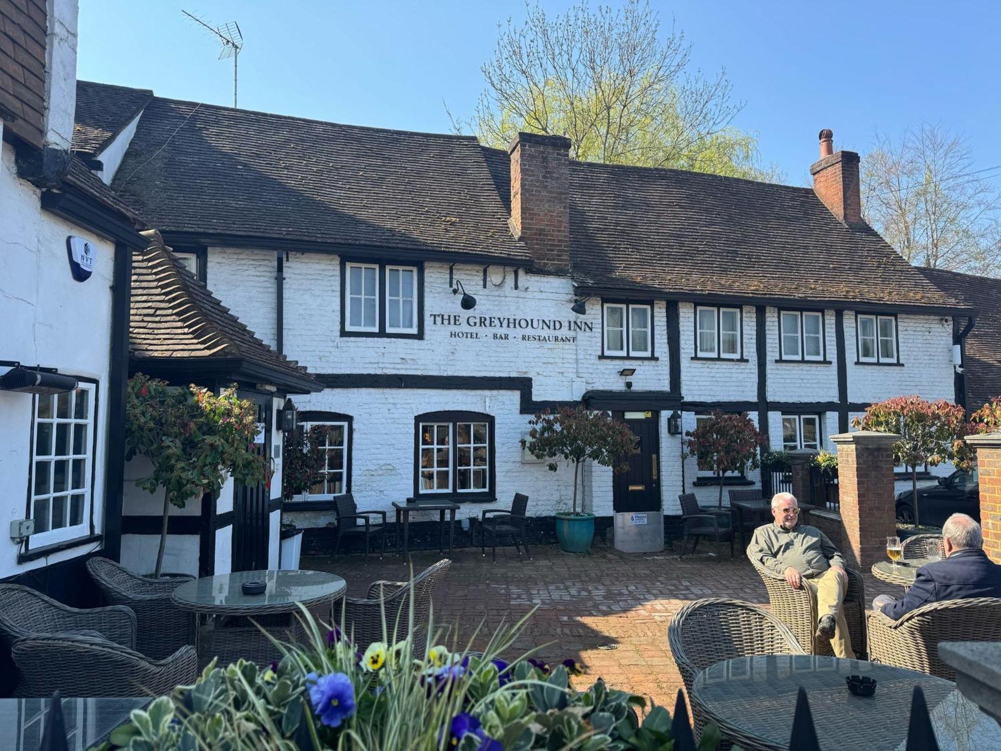 Oyo The Greyhound Inn Gerrards Cross Exterior photo