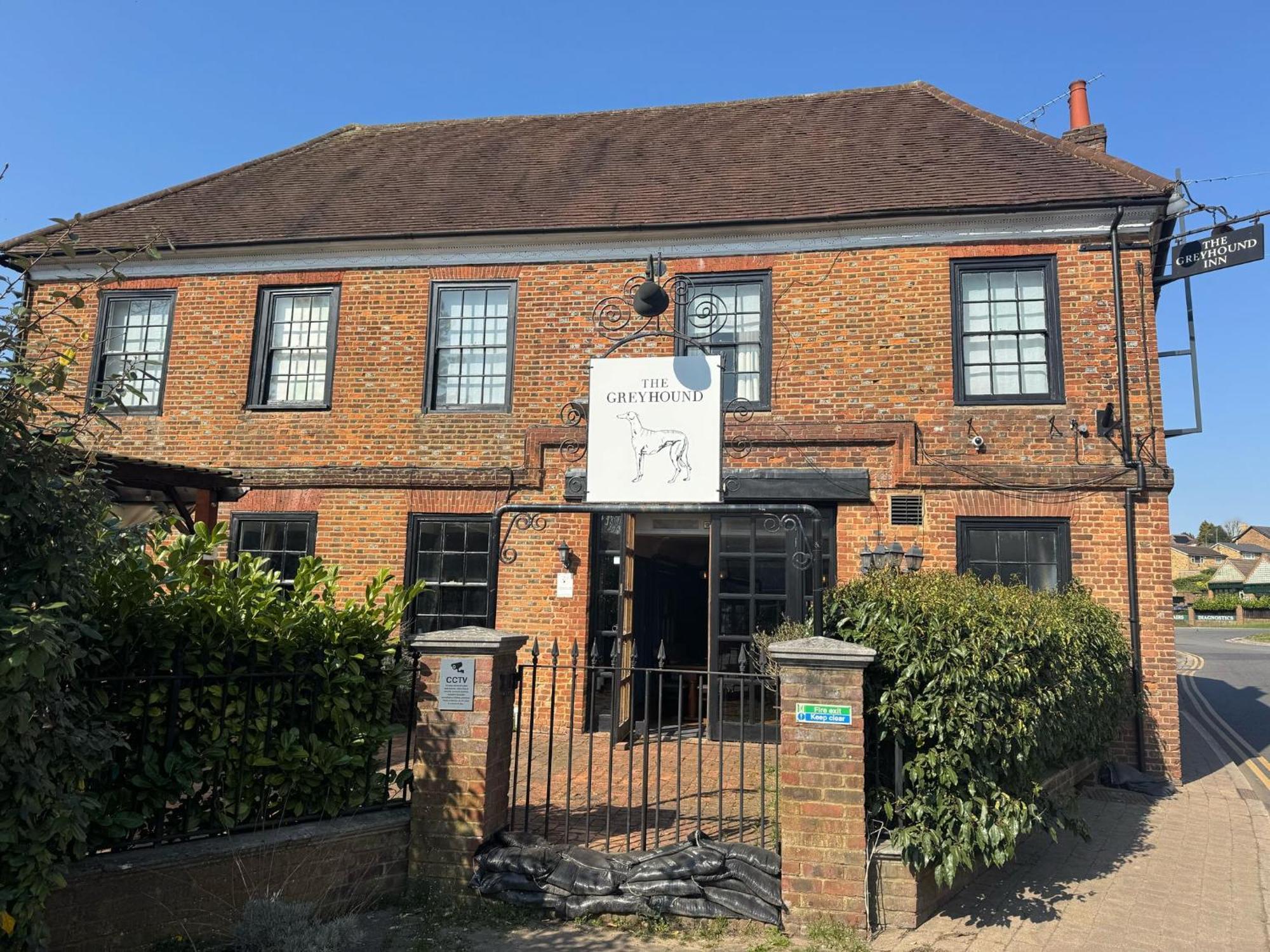 Oyo The Greyhound Inn Gerrards Cross Exterior photo