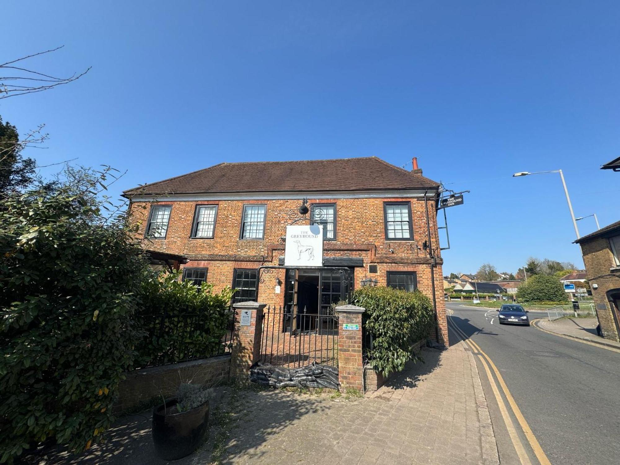 Oyo The Greyhound Inn Gerrards Cross Exterior photo