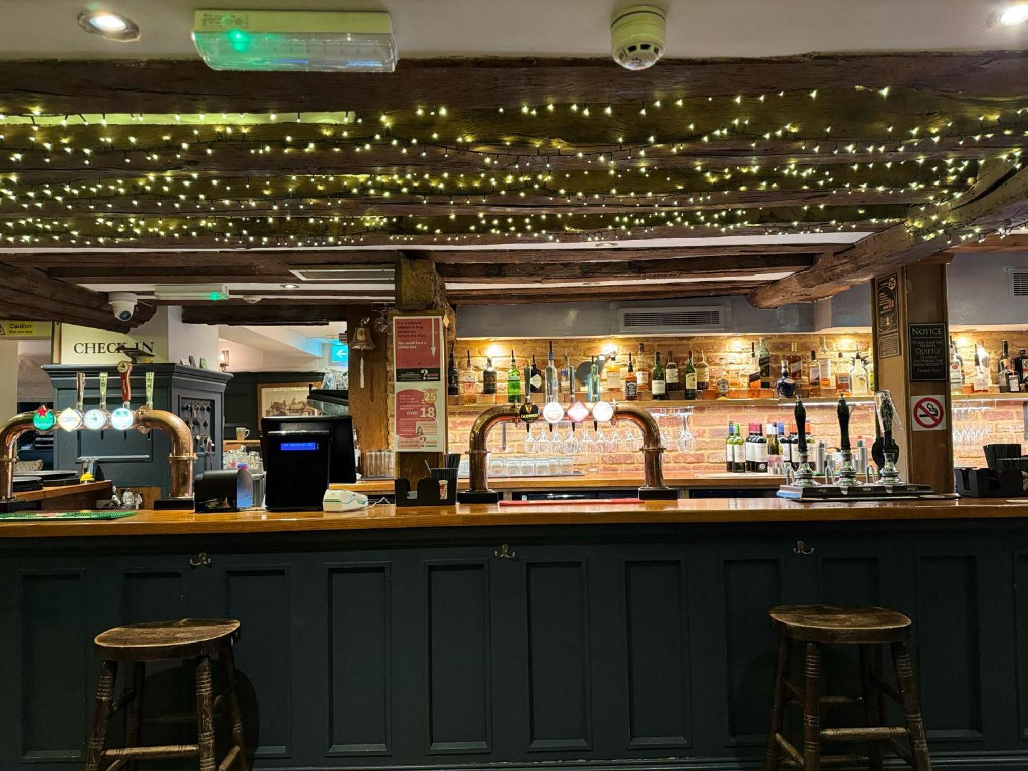 Oyo The Greyhound Inn Gerrards Cross Exterior photo
