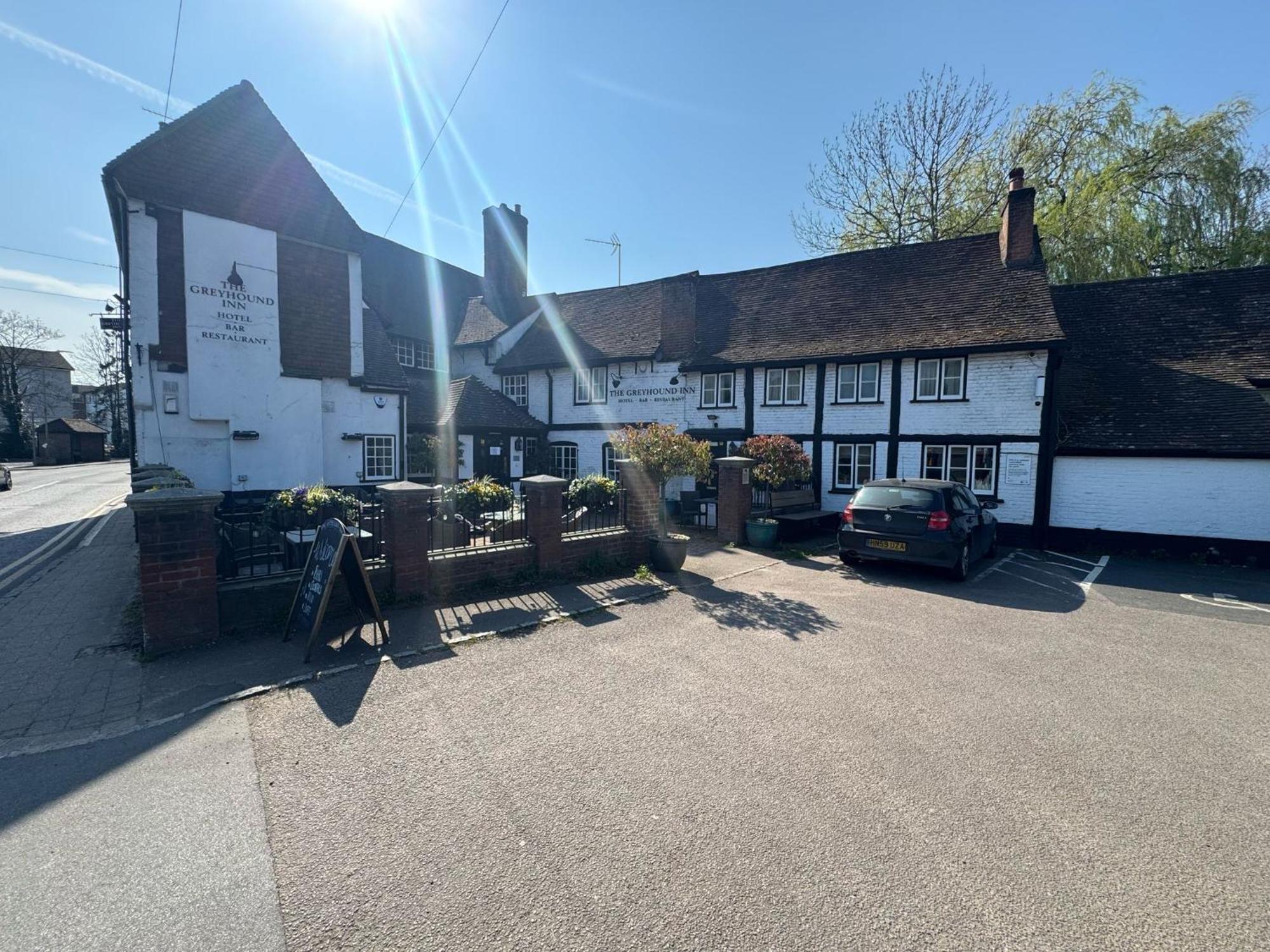 Oyo The Greyhound Inn Gerrards Cross Exterior photo