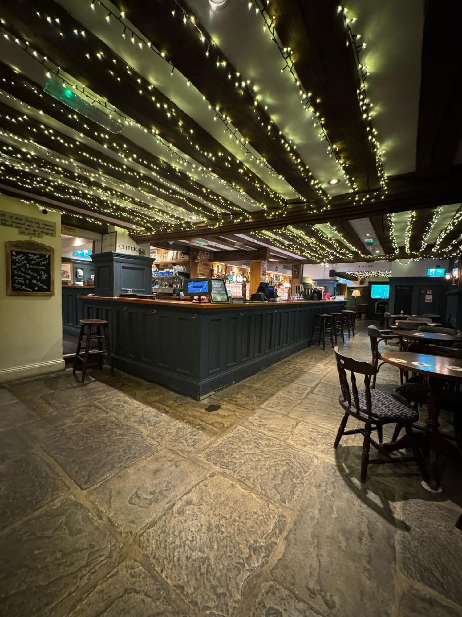 Oyo The Greyhound Inn Gerrards Cross Exterior photo