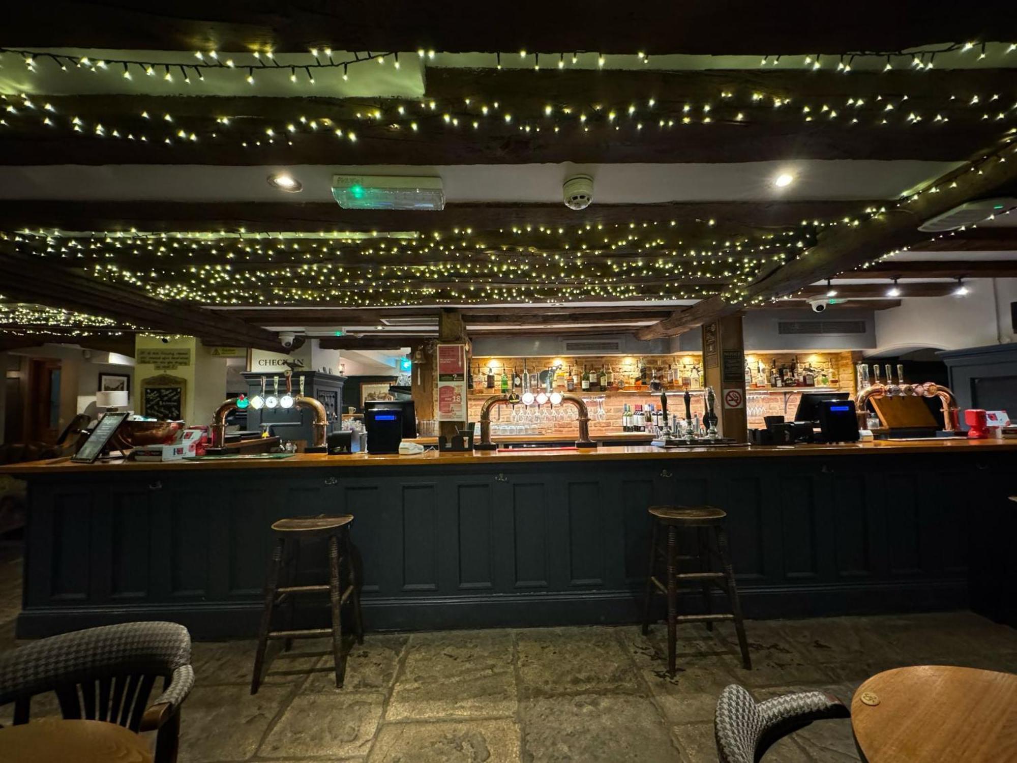 Oyo The Greyhound Inn Gerrards Cross Exterior photo